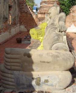 a lying-down buddah statue