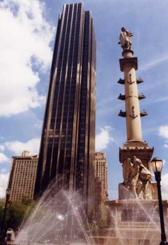 monument at the southern entrance to the park